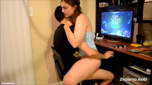Девушка занимается сексом пока парень играет - Скачать порно на телефон и смотреть бесплатно онлайн 