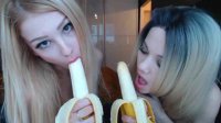 Две красотки сосут бананы по вебке